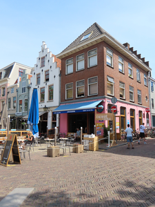 850170 Gezicht op Café de Zaak (Korte Minrebroederstraat 9) te Utrecht, met het vanwege de coronacrisis aangepaste ...